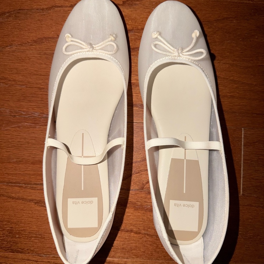 Dolce Vita Women's Cadel Ivory Ballet Flats